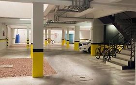 Studio central completo! Garagem coberta para carros médios Sem elevador